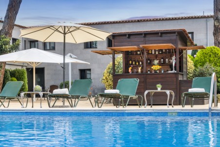 Hotel Aeroport Girona: Day pass piscina + 2 bebidas