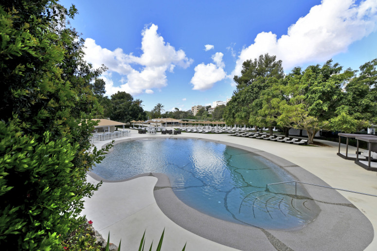 Hotel Marina Portals: Cama balinesa... Hotel Marina Portals: Cama balinesa...