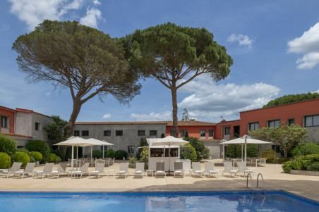 Hotel Aeroport Girona: Pool day pass + 2 drinks