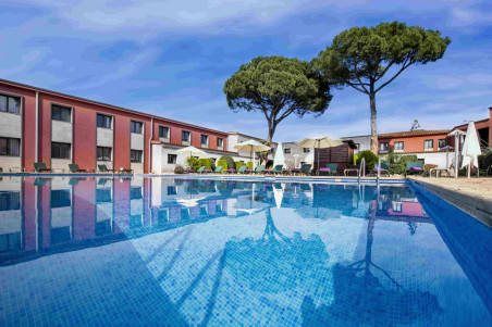 Hotel Aeroport Girona: Day pass piscina + 2 bebidas